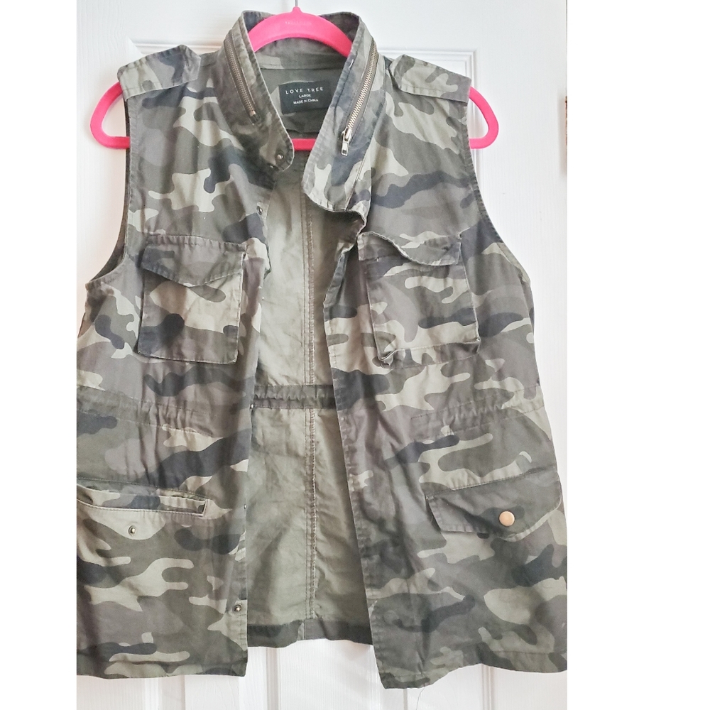 Love Tree camouflage vest with pockets size L